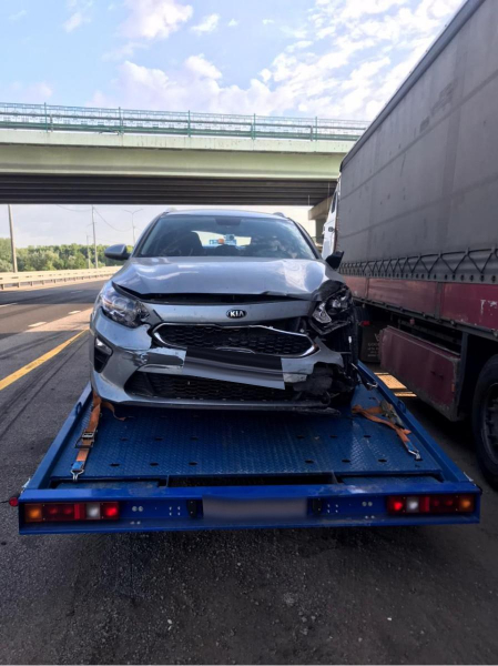 Под Воронежем американский грузовик протаранил KIA и Mercedes