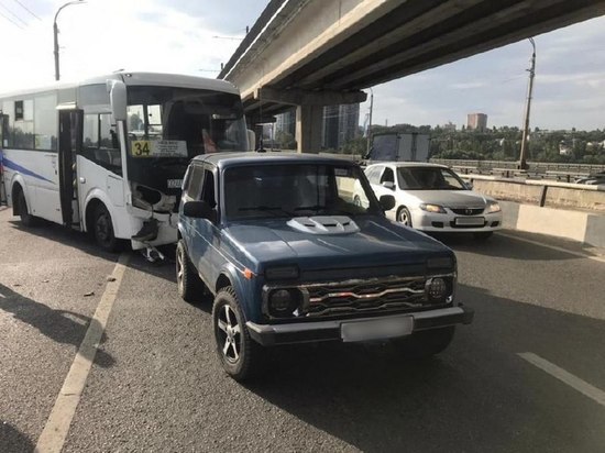 Воронежские полицейские проводят проверку обстоятельств ДТП с участием маршрутки, где пострадали три пассажира