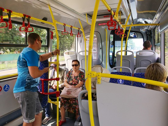 Воронежцы пытаются открыть окна и люки в новых автобусах с климат-контролем