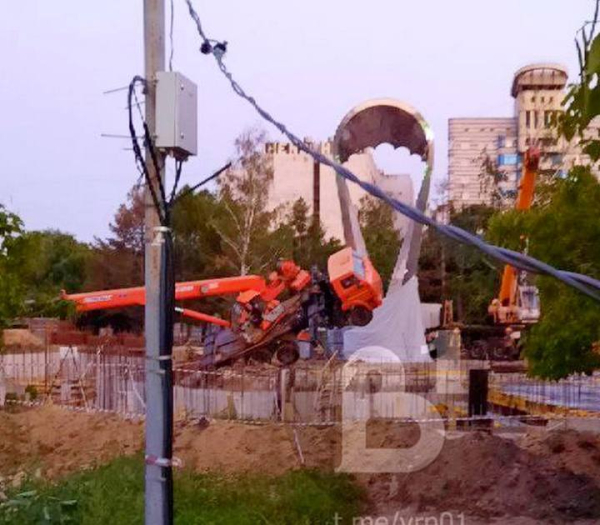 В популярном сквере Воронежа упал многометровый кран