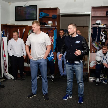 Известный боксер Александр Поветкин побывал в раздевалке "Бурана" Ко всем новостям