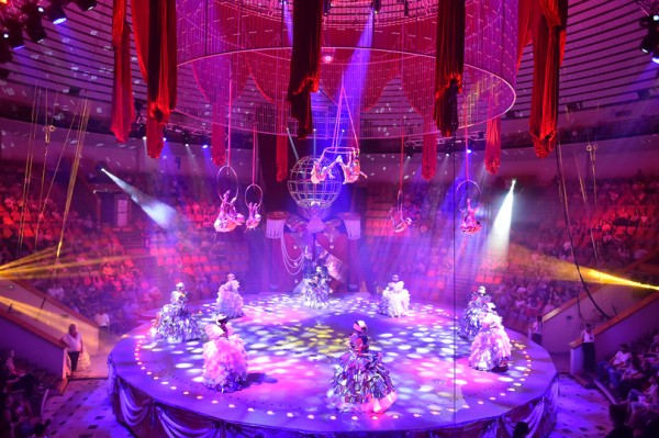 В Воронежском цирке дрессировщик засовывает голову в пасть льву и носит его на руках