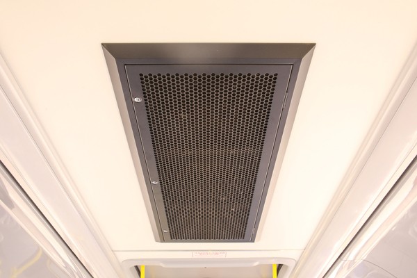 Воронежцы пытаются открыть окна и люки в новых автобусах с климат-контролем