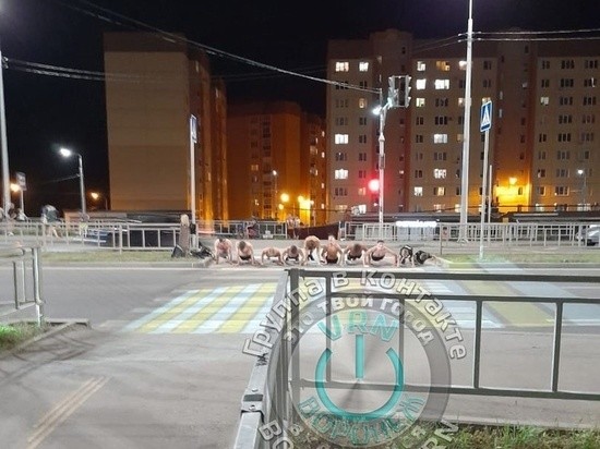 Подростки в воронежском микрорайоне Шилово вдоль дороги устроили спортивный флешмоб