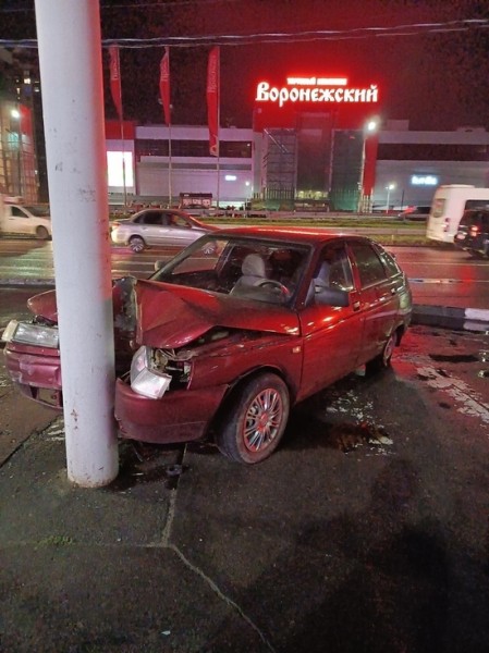 В Воронеже лишенный прав пьяный "гонщик", уходя от погони, врезался в столб у "МП"