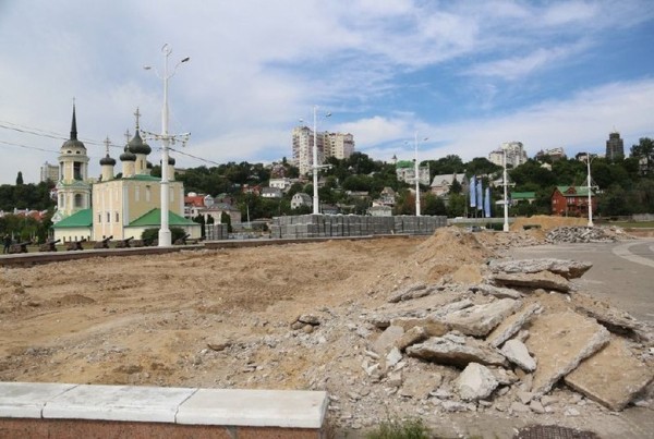 Мэр Вадим Кстенин: на ростральных колоннах Адмиралтейской площади появятся таблички с кораблями, несущими гордое имя &laquo;Воронеж&raquo;