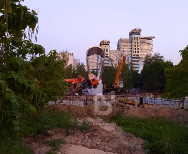 В популярном сквере Воронежа упал многометровый кран