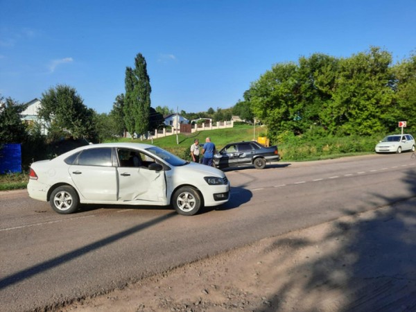 Под Воронежем при столкновении иномарки и отечественного ВАЗа пострадали подросток и двое взрослых