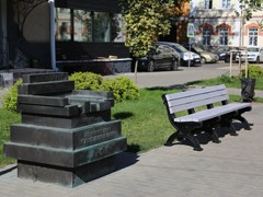 В Воронеже продолжается установка парковой мебели из переработанного вторсырья