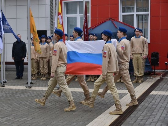 В воронежских школах каждый понедельник будут поднимать Флаг России и петь гимн страны