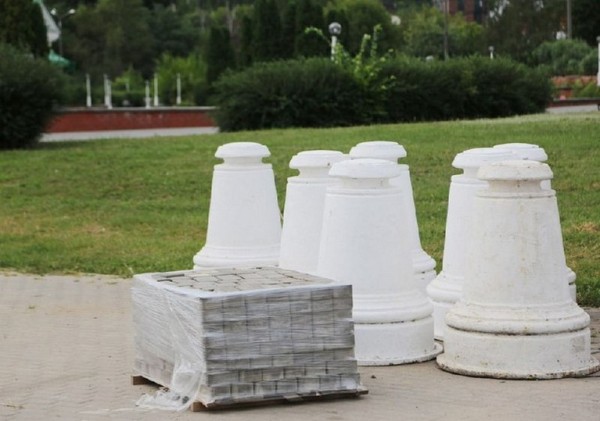 Мэр Вадим Кстенин: на ростральных колоннах Адмиралтейской площади появятся таблички с кораблями, несущими гордое имя &laquo;Воронеж&raquo;