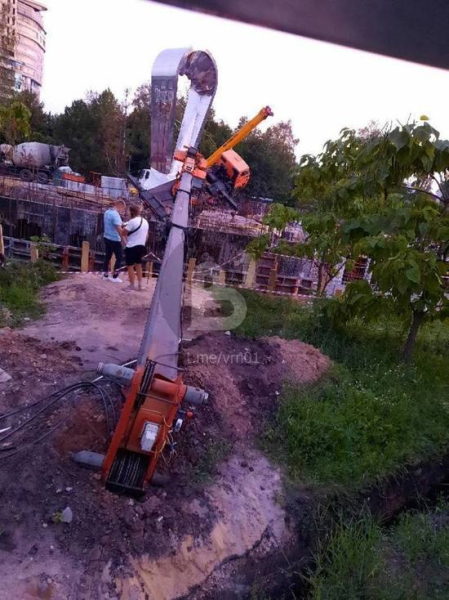 В популярном сквере Воронежа упал многометровый кран