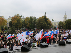 Тысячи воронежцев вышли поддержать референдумы о присоединении к России