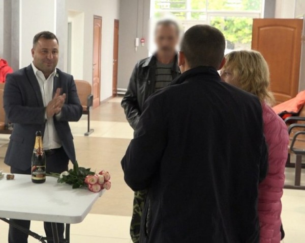 Под Воронежем в пункте сбора поставили шампанское в честь только что женившегося мобилизованного