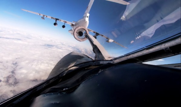 Опубликованы фото дозаправки стратегических ракетоносцев Ту-160 в воздухе от Ил-78