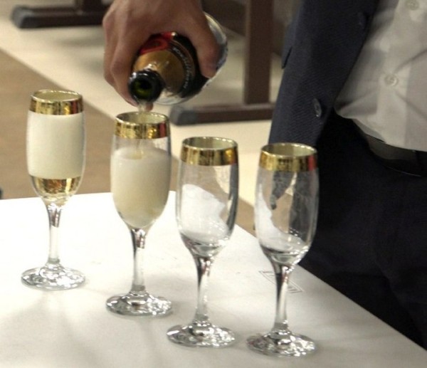 Под Воронежем в пункте сбора поставили шампанское в честь только что женившегося мобилизованного