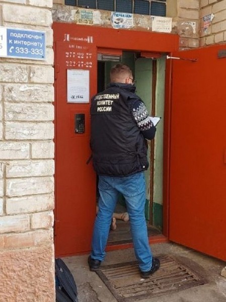 В подъезде дома на улице Кривошеина в Воронеже был обнаружен труп женщины с пробитой головой