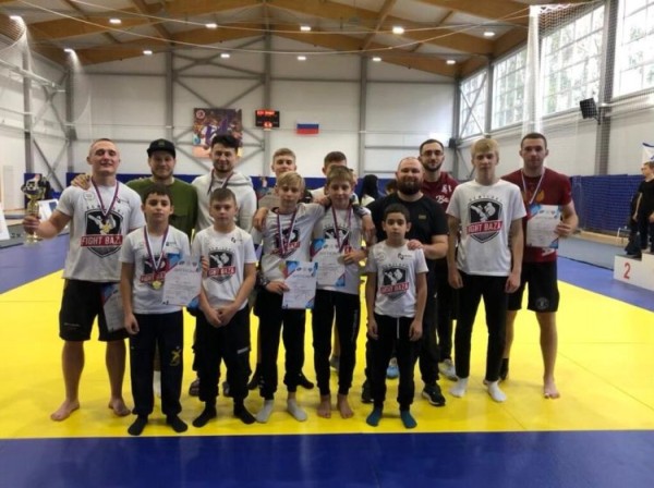 
Ура, победа! Ребята, тренирующиеся в Fight Baza, вновь завоевали золото на соревнованиях
