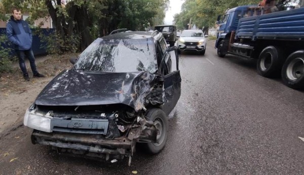 В Воронеже УАЗ выехал на встречную полосу: пострадали два водителя