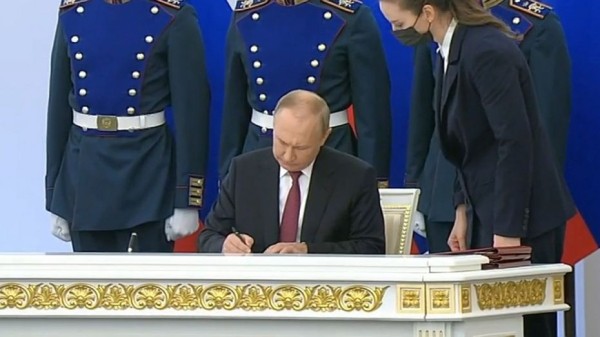 Владимир Путин подписал договоры о вхождении новых территорий в состав РФ