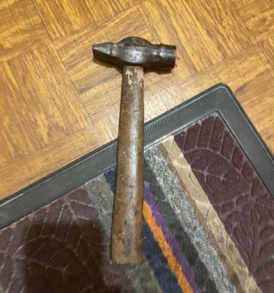 В подъезде дома на улице Кривошеина в Воронеже был обнаружен труп женщины с пробитой головой